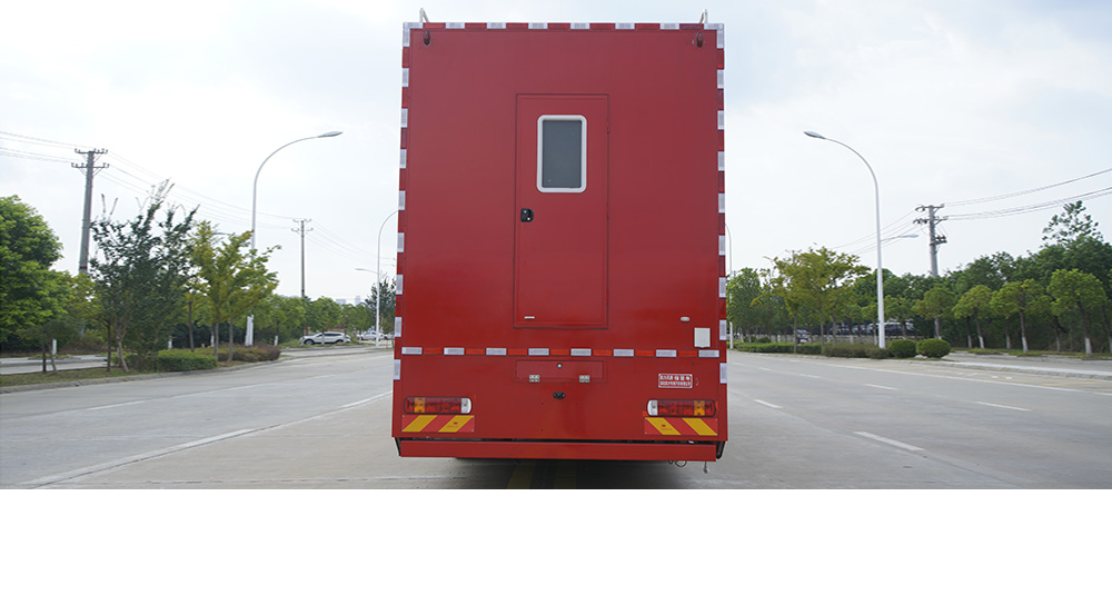 重汽豪沃宿营车图7