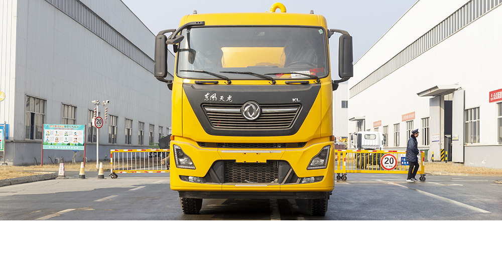 东风天龙后八轮吸污车图7