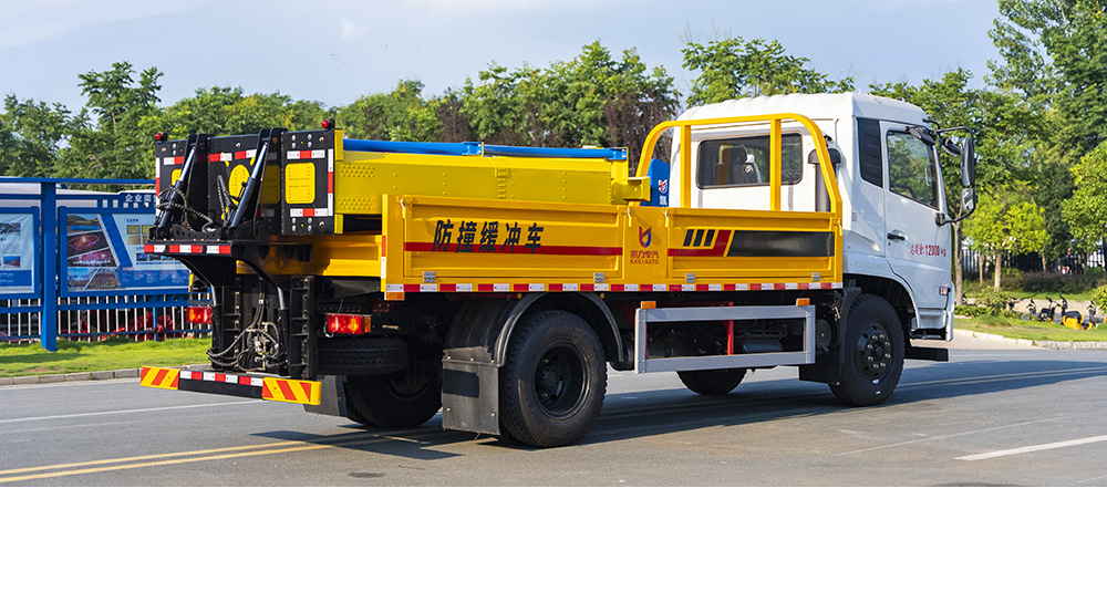 东风天锦防撞缓冲车图6