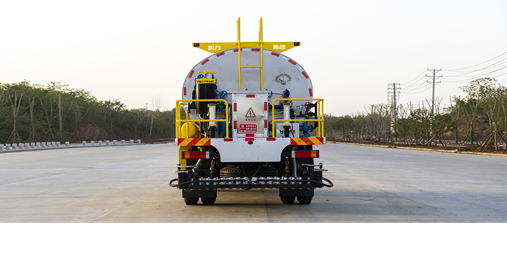 陕汽德龙沥青洒布车图7